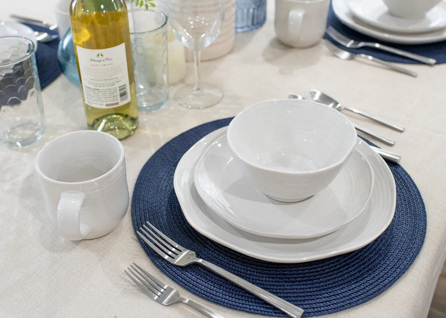 Elanze Designs Reactive Glaze Ceramic Stoneware Dinnerware 16 Piece Set - Service for 4, Classic White